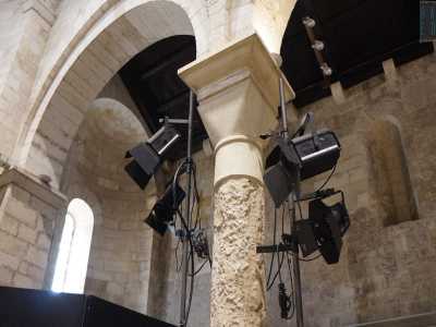 Del resto le casse audio, le sedie nere e i faretti sulle colonne non lasciano adito a dubbi: perch� qui, nell�antica Vallisa, l�unica cosa che si �celebra� sono spettacoli ed eventi